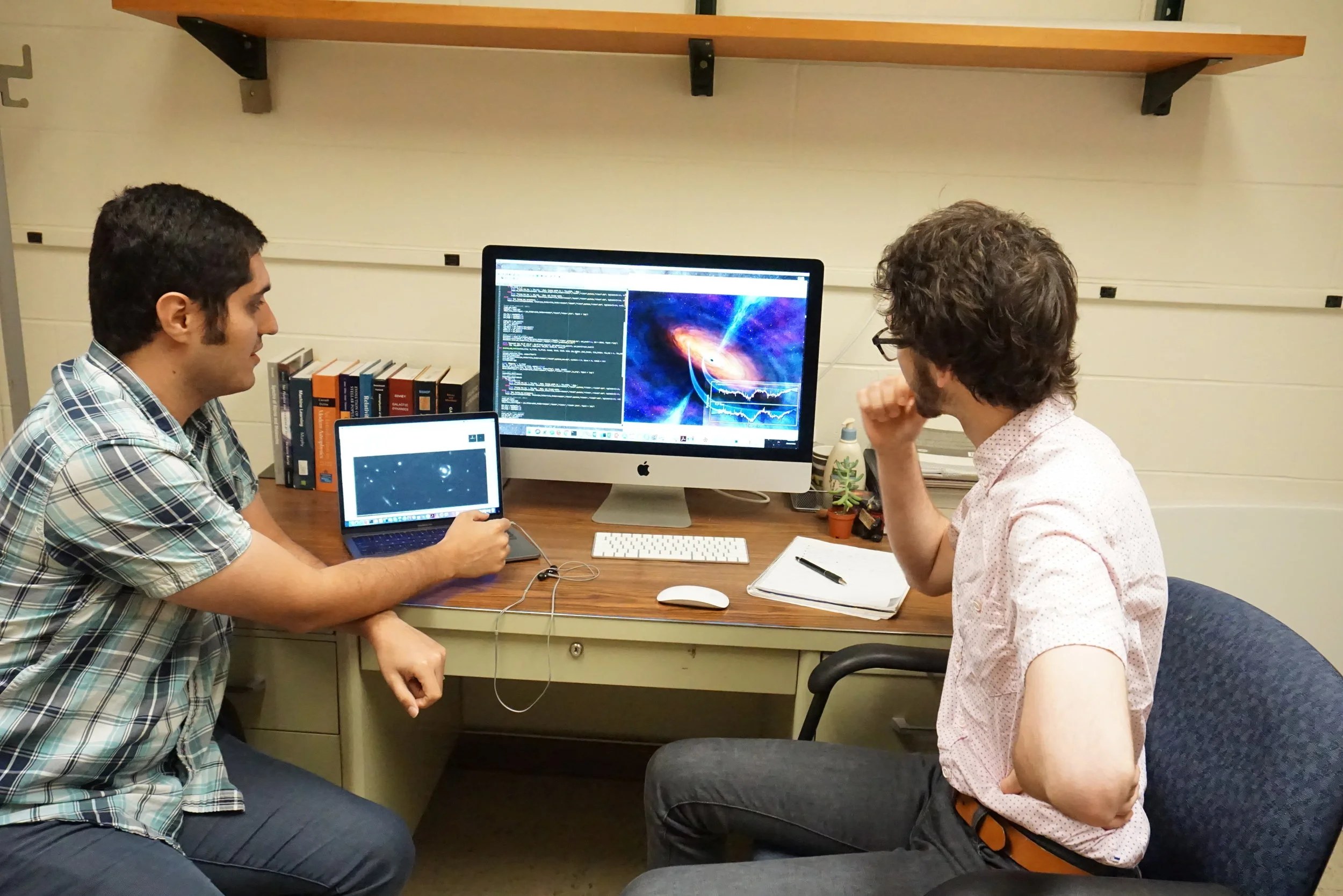 Mo Akhshik explaining his research project to Tyler Metivier